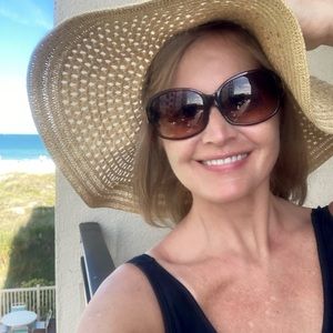 Meet your Posher, Saira.